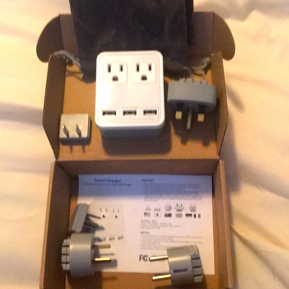 Travel charger - Picture 1 of 2